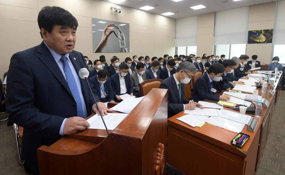 한상혁 방송통신위원장이 과방위 전체회의에서 업무보고를 하고 있다.