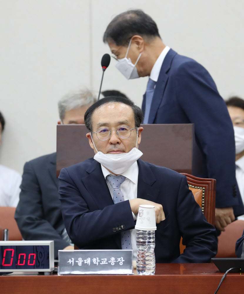 (서울=연합뉴스) 안정원 기자 = 오세정 서울대 총장이 29일 오후 국회에서 열린 교육위원회 전체회의에 참석하고 있다. 2020.7.29 jeong@yna.co.kr