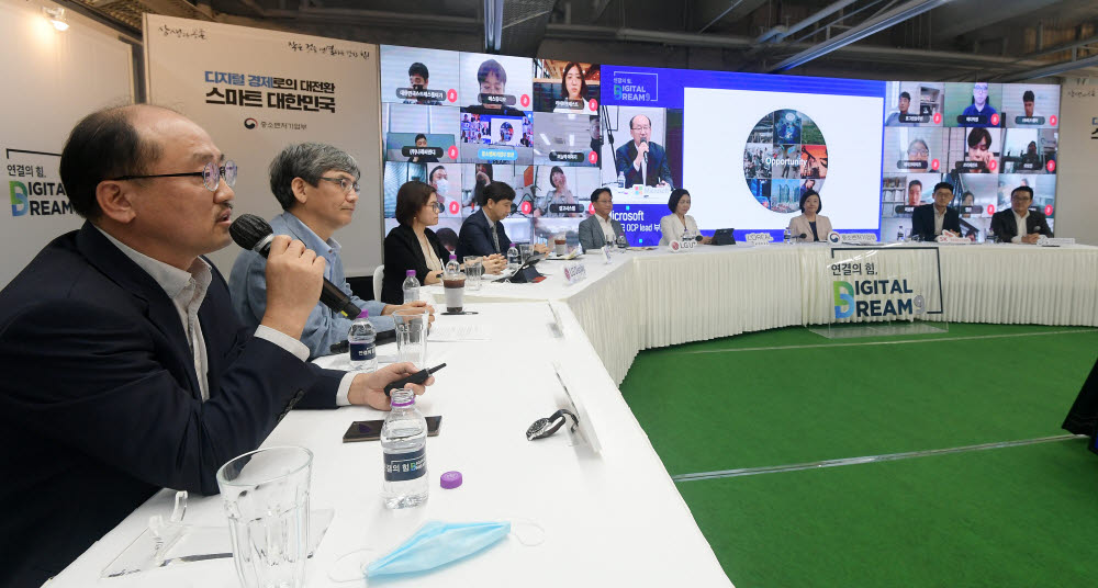 장홍국 한국마이크로소프트 파트너 사업본부 부문장이 AI·콘텐츠 분야 과제 발표를 하고 있다.