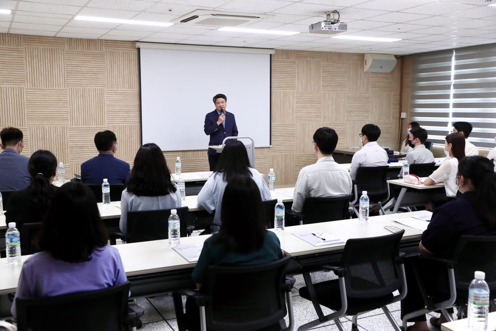 김학도 중소벤처기업진흥공단 이사장이 4일 서울권경영지원처에서 구축단 운영취지에 대해 설명하고 있다.