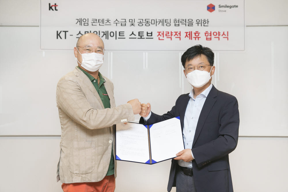 한영운 스마일게이트 스토브 대표(좌측)와 이성환 KT 5G/GiGA사업본부장 상무가 인디게임 활성화를 위한 전략적 파트너십을 체결했다.