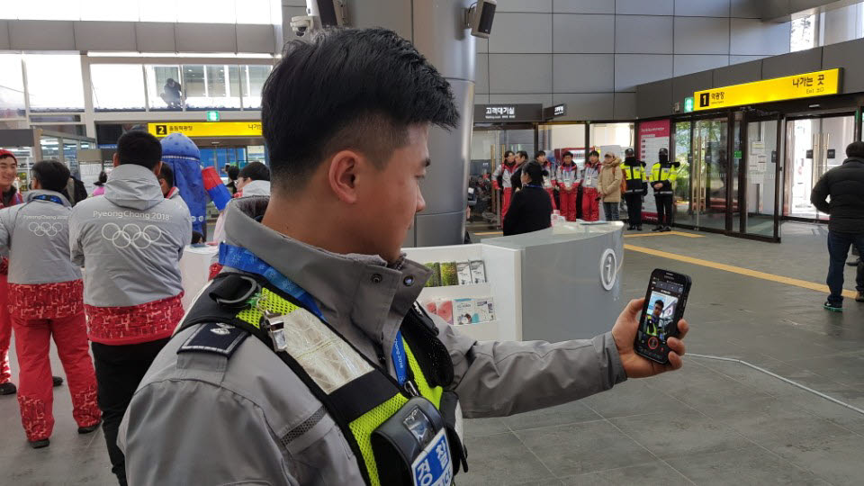 강원도 평창군 진부역에서 경찰이 재난망 단말을 활용한 영상무전을 시험해보고 있다.