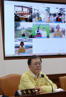 (서울=연합뉴스) 이진욱 기자 = 문재인 대통령이 11일 정부서울청사에서 열린 집중호우 긴급점검회의에서 복구 현장에 있는 장관 및 시민들로부터 영상을 통해 현장 보고를 받고 있다. 2020.8.11 cityboy@yna.co.kr