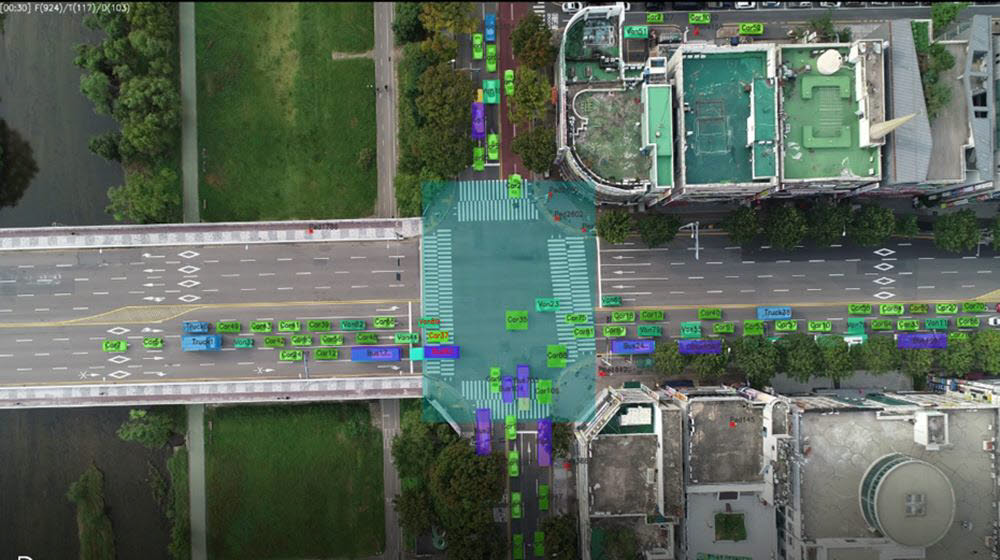 드론이 교차로를 지나는 차량을 인공지능(AI)으로 분석해 보여주는 3D 입체 영상.