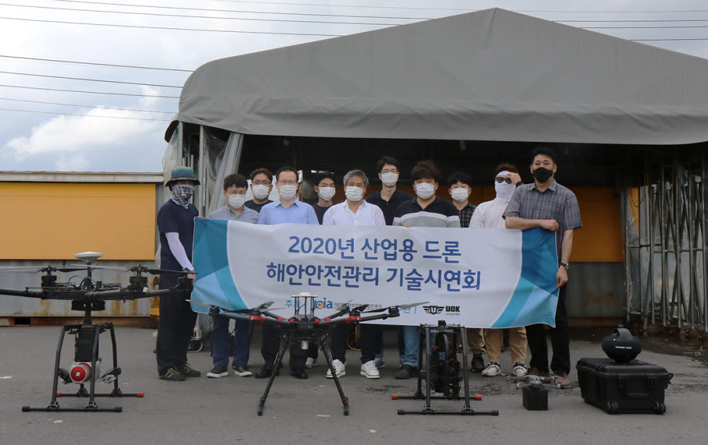 전남정보문화산업진흥원은 12일 순천 와온해변 일원서 산업용 드론 해안안전관리 기술시연회를 개최했다.