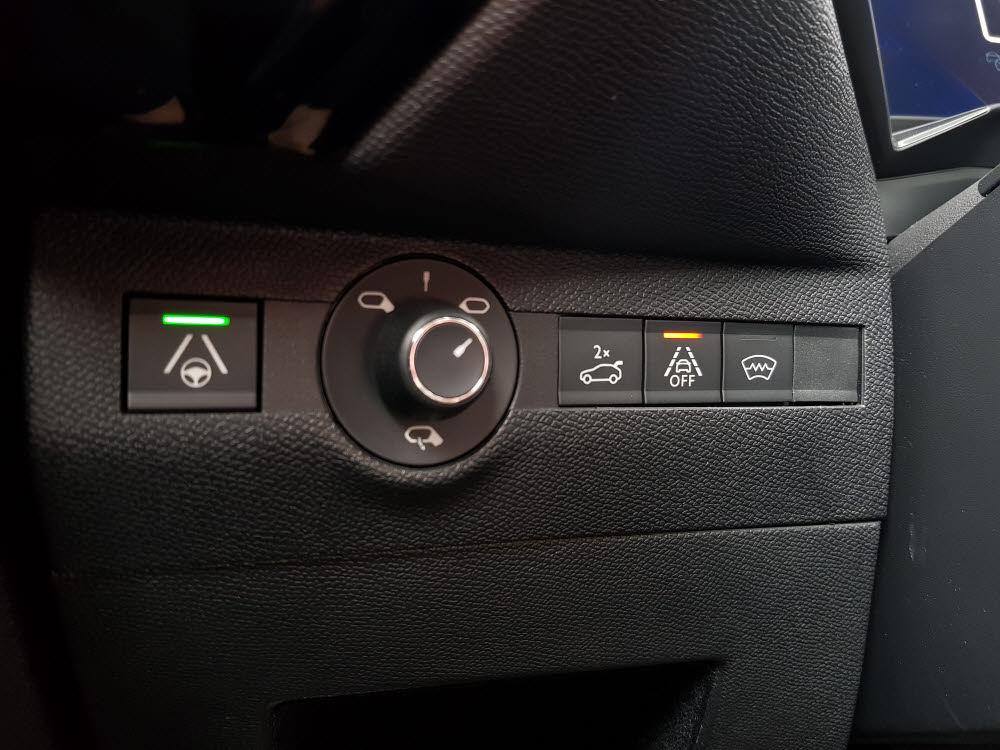 DS7 운전석 좌측 하단에 위치한 반자율주행 관련 버튼과 사이드미러 조작 버튼
