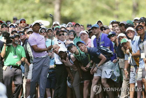 2019 마스터스 토너먼트에서 타이거 우즈와 수많은 갤러리의 모습. 사진=AP/연합뉴스