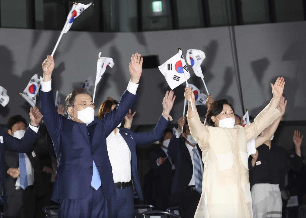 (서울=연합뉴스) 이진욱 기자 = 문재인 대통령과 부인 김정숙 여사가 15일 오전 서울 동대문디자인플라자에서 열린 제75주년 광복절 경축식에서 참석자들과 함께 만세삼창을 하고 있다. 2020.8.15 cityboy@yna.co.kr