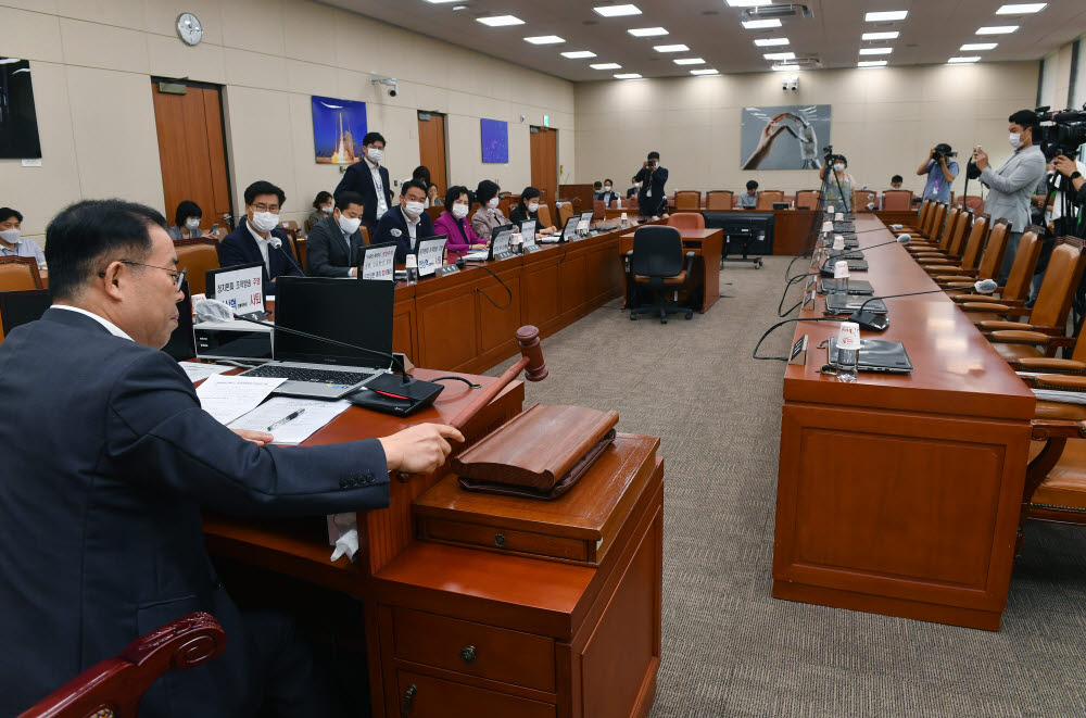 미래통합당 소속 박성중 간사가 18일 국회 과학기술정보방송통신위원회 회의실에서 통합당 의원들만 참석한 가운데 위원장석에 앉아 의사봉을 두드리고 있다. <연합뉴스>