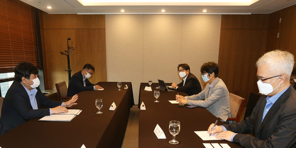 한상혁 방통신위원장이 국내 온라인동영상서비스(OTT) 사업자와 간담회를 진행했다.