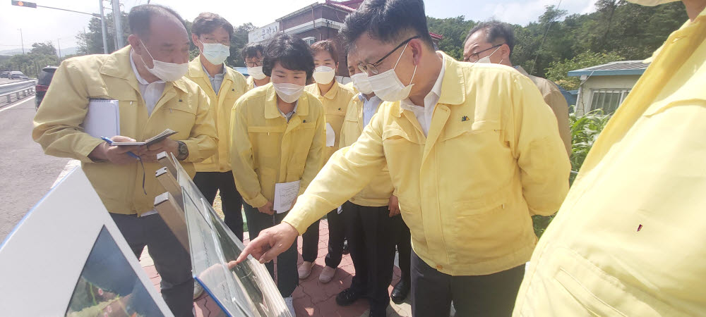 김현수 아프리카돼지열병(ASF) 중앙사고수습본부장 겸 농림축산식품부 장관은 18일 양돈농장이 많은 경기도 포천을 방문해 일선 방역관계자를 격려하고, 장마 후 아프리카돼지열병(ASF) 방역 추진상황을 점검했다.