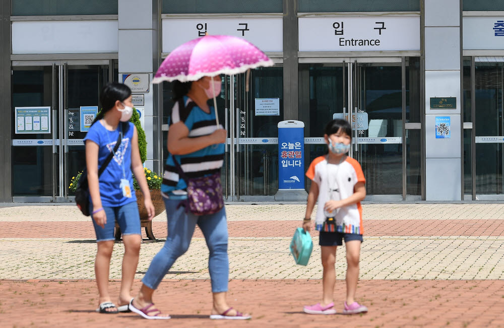 사회적 거리두기 2단계 격상...아쉬운 발걸음