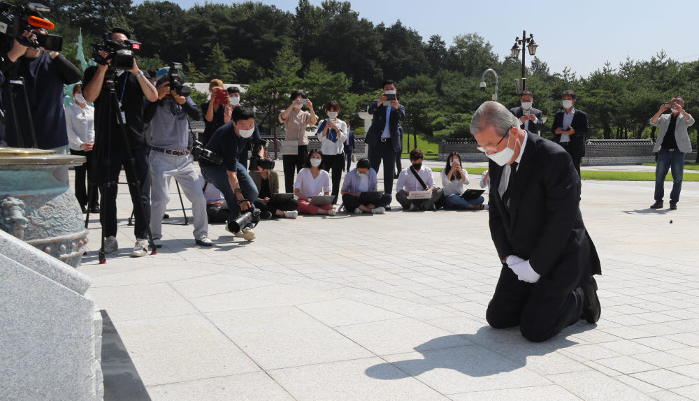 김종인 미래통합당 비상대책위원장이 19일 오전 광주 국립 5·18 민주묘지를 당 관계자들과 함께 참배하고 있다. 연합뉴스.