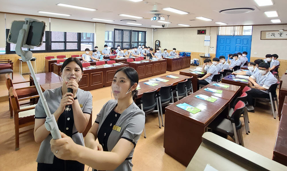 광주대 입학홍보봉사단이 최근 광주 광덕고를 찾아 유튜브 호심티비 찾아가는 입학설명회 브이로그를 촬영하고 있다.