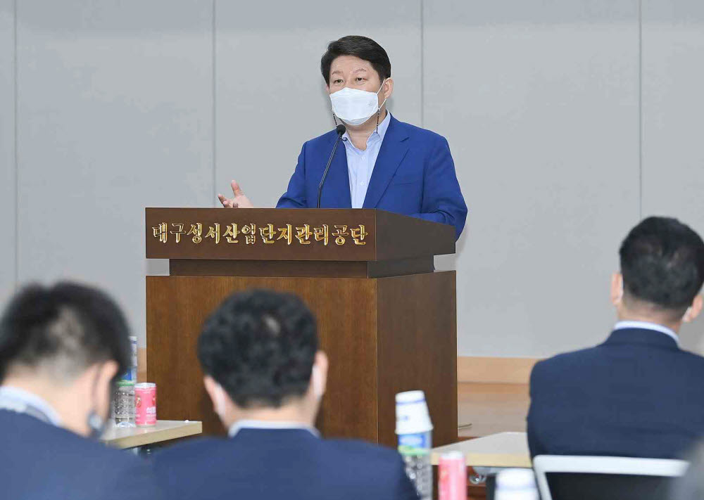 권영진 대구시장이 산단 대개조 사업 현장설명회에서 인삿말을 하고 있다.