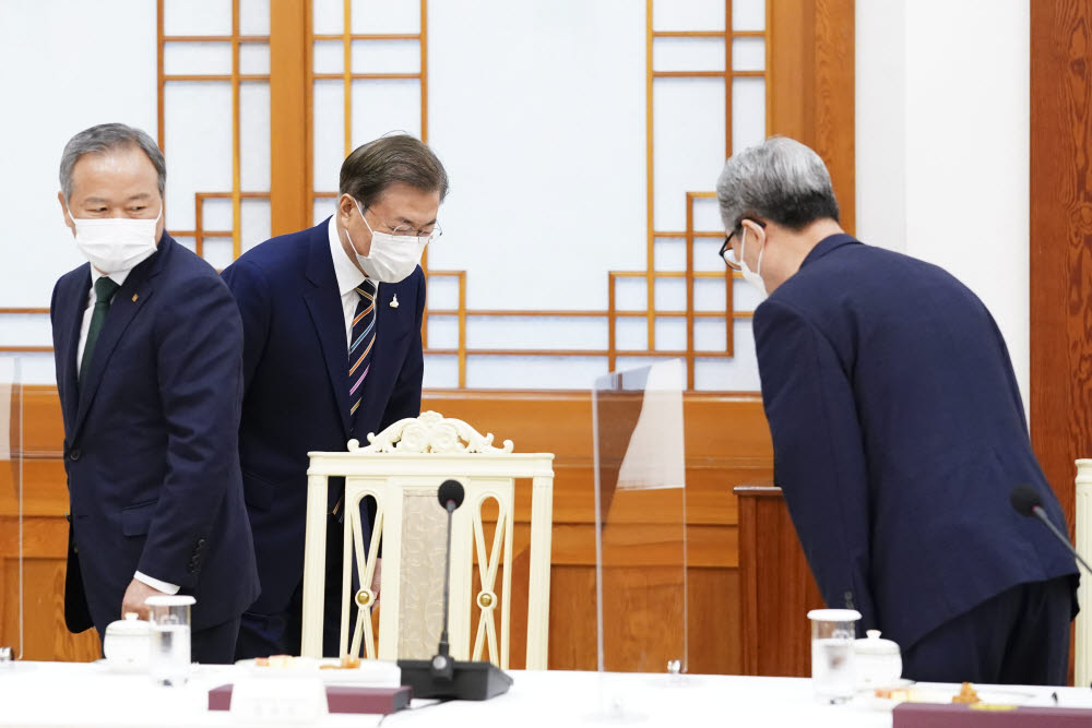 (서울=연합뉴스) 김주성 기자 = 문재인 대통령이 27일 청와대 본관에서 열린 한국 개신교회 지도자 초청 간담회에 참석, 김태영 한국교회총연합 공동대표(오른쪽) 등 참석자들과 인사하고 있다. 2020.8.27 utzza@yna.co.kr