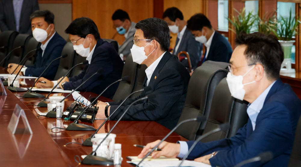 은성수 금융위원장(왼쪽 세번째)이 27일 서울 금융투자협회에서 개최한 증권업계 간담회에서 모두 발언을 하고 있다.