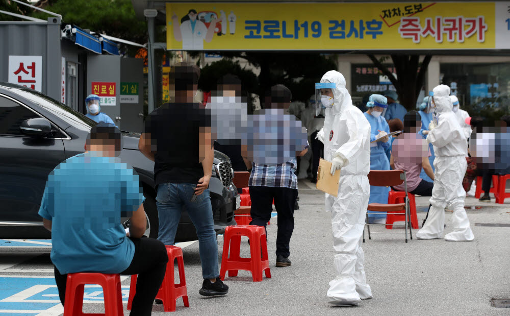 신종 코로나바이러스 감염증이 확산하고 있는 27일 광주 동구보건소 선별진료소에 코로나19 검사를 받으려는 시민들이 줄지어 대기하고 있다. 연합뉴스