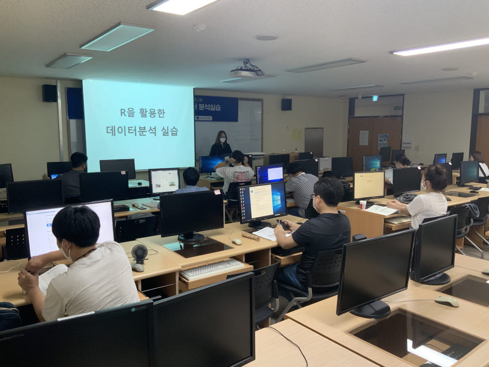 전남대 정보통신기술(ICT)수산자원관리연구소는 지난 18일부터 21일까지 4일간 수산자원관리를 위한 고급 데이터분석 실습을 개최했다.