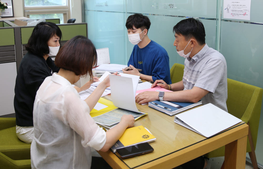 전남정보문화산업진흥원 직원들이 전남 청년 내일로 사업과 관련해 회의를 하고 있다.