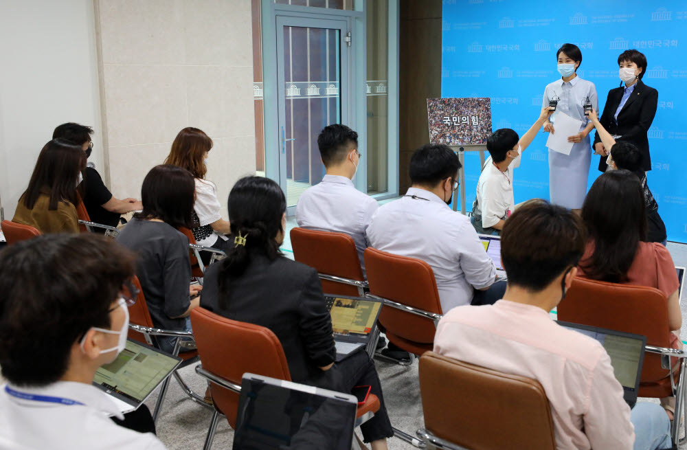 김수민 미래통합당 홍보본부장(왼쪽)과 김은혜 비대위 대변인이 31일 오후 국회 소통관에서 새로운 당명 국민의힘 개정과 관련한 기자들의 질문에 답하고 있다. 연합뉴스.