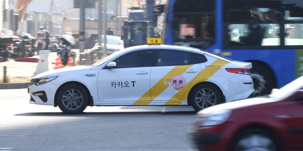 [데이터뉴스] 코로나19 재확산에 택시 호출 앱 사용량 급감