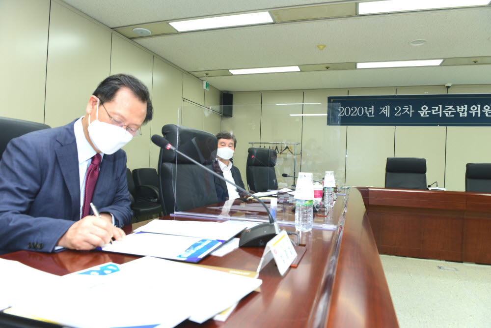 김종갑 한국전력 사장이 3일 열린 올해 제2차 윤리준법위원회에서 공정거래 자율준수 실천 선언문에 서명하고 있다.