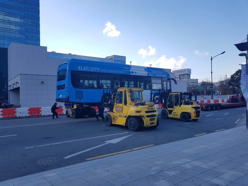 지난 2018년 대구시 행사에서 현대차 전기버스 일렉시티가 시운전 중에 인휠 모터 등의 고장으로 견인되고 있다.