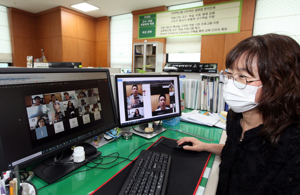 광주대 교수학습지원센터 팀원이 지난달 31일 실시한 비대면 수업에서 학습자 상호작용 증진을 위한 구글 활용을 주제로 황현우 에듀메이커스 대표의 강의를 듣고 있다.