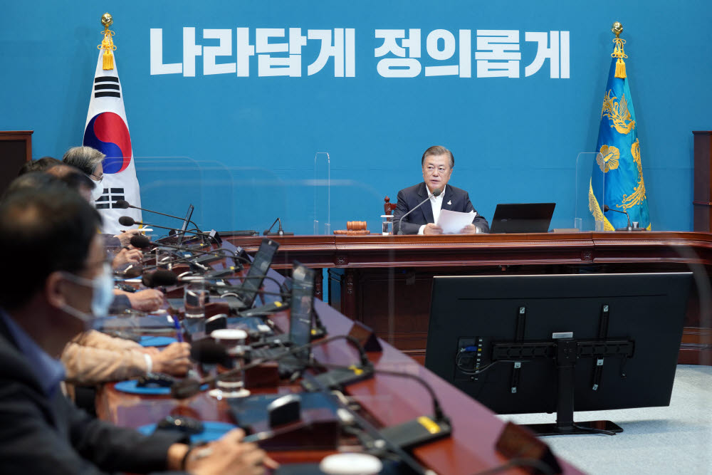 문재인 대통령이 8일 오전 청와대에서 화상 국무회의를 주재하고 있다. 연합뉴스r