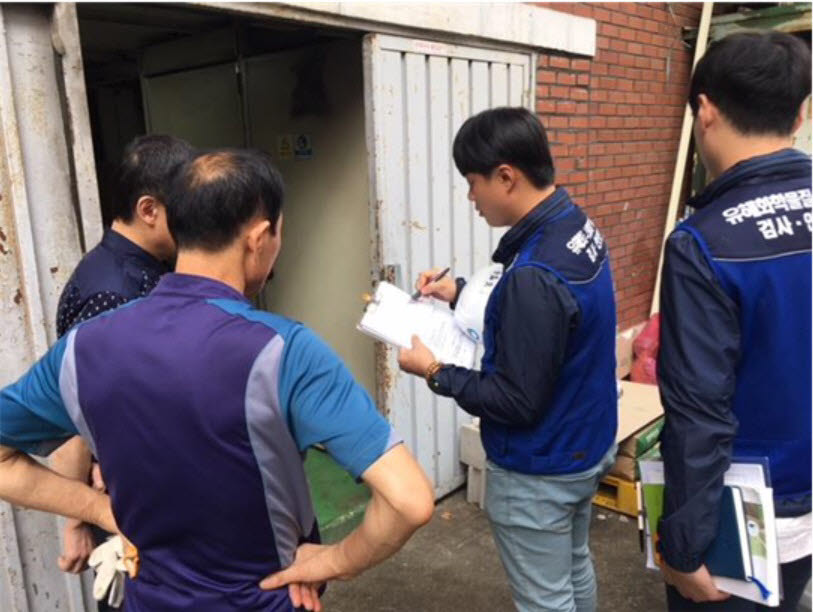 한국환경공단 직원이 중소기업 화학물질 보관 현장을 직접 방문해 컨설팅을 진행했다.