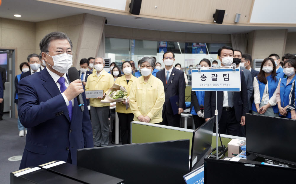 문 대통령, 정은경 초대 질병관리청장에게 임명장 수여