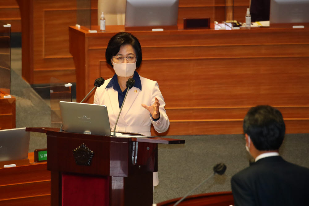 정청래 의원 질의에 답변하는 추미애 법무부 장관