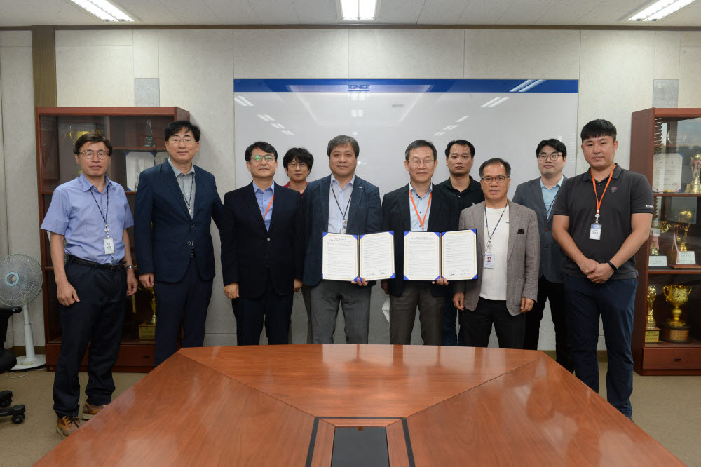 ETRI와 서울대 반도체공동연구소간 AI 반도체 협력관련 협약 체결 모습. 중앙의 협약서를 든 이들은 강성원 ETRI ICT창의연구소장(왼쪽)과 이종호 서울대 반도체공동연구소장(오른쪽)