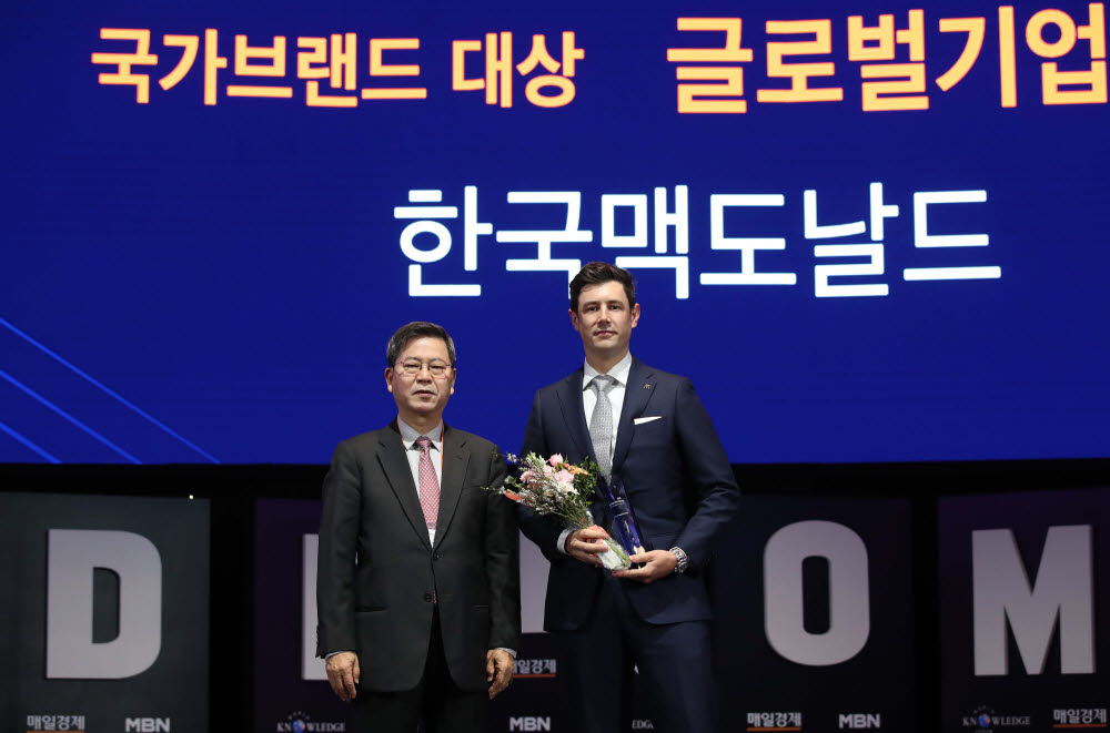 앤토니 마티네즈한국맥도날드 대표이사(오른쪽), 김태현 서울과학종합대학원 총장이 기념촬영을 하고 있다.