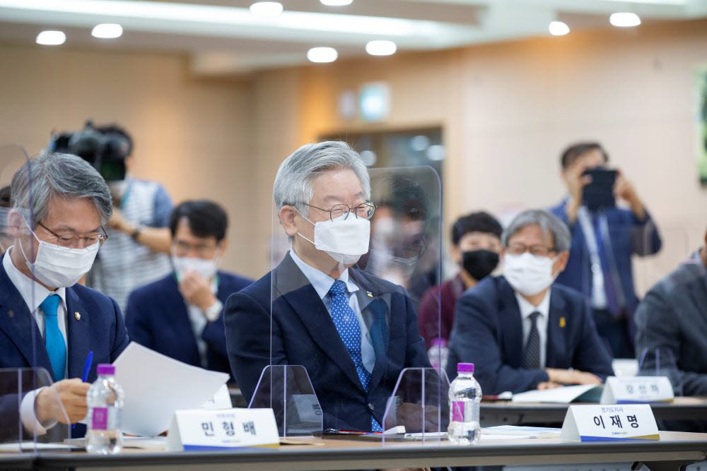 이재명 경기도지사는 24일 여의도 이룸센터에서 열린 온라인 플랫폼 시장독점 방지 대책 토론회에서 플랫폼시장을 규제해 공정 경쟁 기반을 마련해야 한다고 말했다.