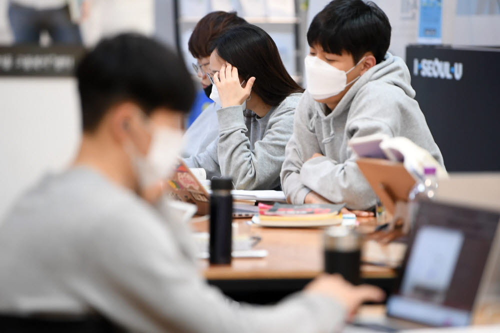 서울 중구 서울시일자리카페에서 취업 준비생들이 공부하고 있다. 이동근기자 foto@etnews.com