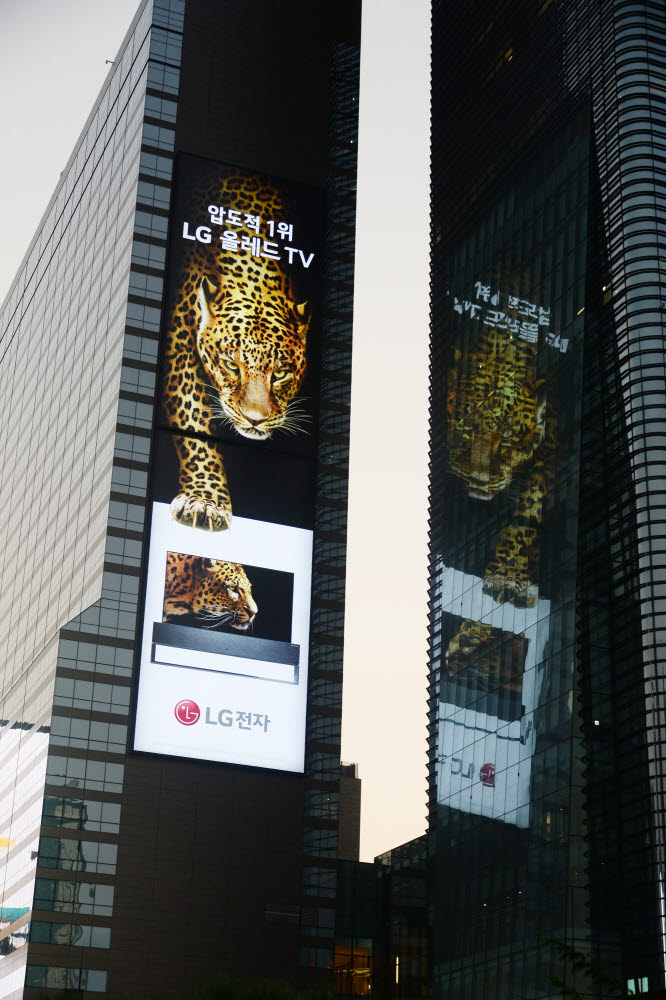 LG전자가 서울 강남구 테헤란로에 위치한 그랜드 인터컨티넨탈 서울 파르나스 건물 외벽에 LG 올레드 TV 초대형 옥외 광고를 설치했다. 이 광고물은 가로 13미터, 세로 50미터 크기로 국내 설치된 라이트박스 형태 광고물 가운데 가장 큰 규모다.