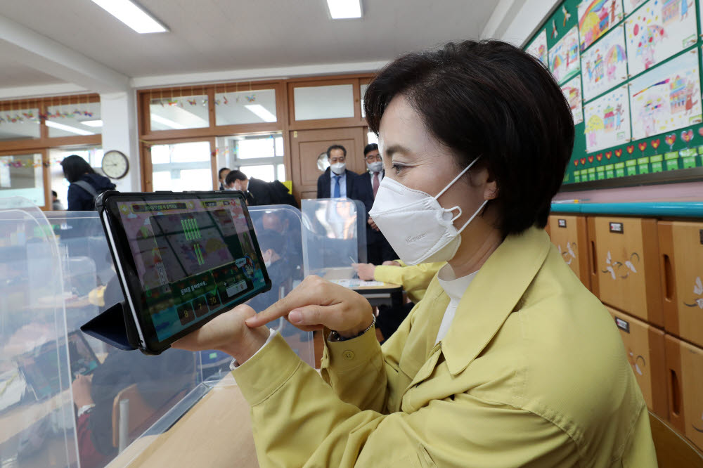 유은혜 부총리 겸 교육부 장관이 5일 오전 충남 금산중앙초등학교에서 수학 수업을 참관하고 있다. 연합뉴스