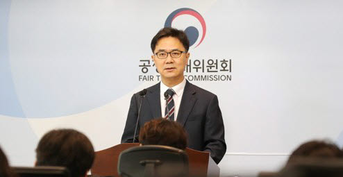 송상민 공정거래위원회 시장감시국장이 6일 오전 세종시 정부세종청사에서 네이버(쇼핑, 동영상 부문) 시장지배적 지위 남용행위 및 불공정거래행위 제재와 관련해 브리핑하고 있다. [사진=연합뉴스]