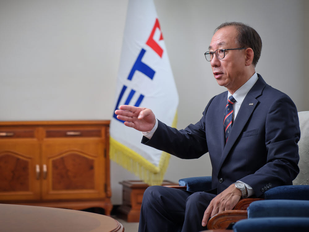 김명준 한국전자통신연구원(ETRI) 원장은 우리나라가 과거 인터넷 강국으로 거듭난 경험을 토대로, 다시 AI 강국이 되는 돌파구를 찾아야 한다고 강조했다.