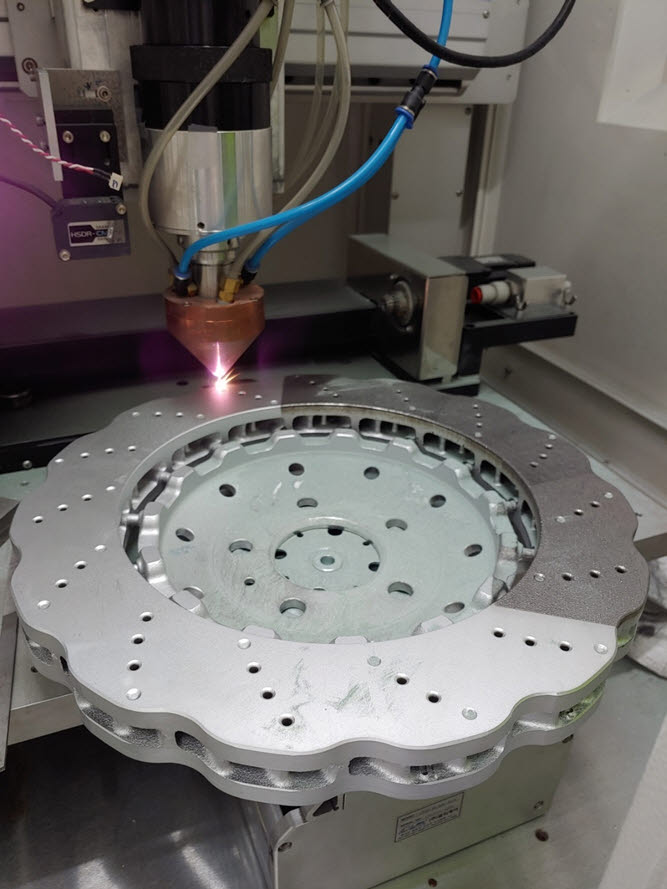 3D 레이저 프린트로 철에 세라믹이 섞인 자동차 디스크 브레이크를 제작하는 모습.
