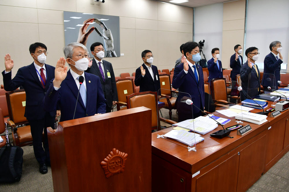 과방위 국정감사에서 최기영 과기정통부 장관을 비롯한 주요 간부진이 선서하고 있다. <사진공동취재단>