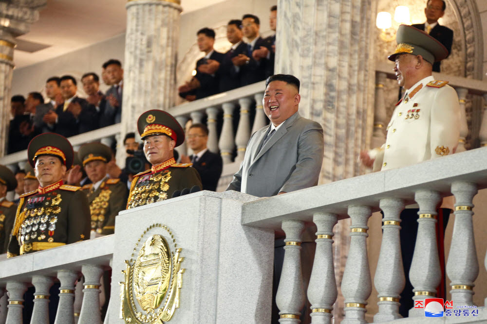 북한 조선중앙통신은 조선노동당 창건 75주년 경축 열병식이 10일 자정 평양 김일성광장에서 열렸다고 보도했다. 연합뉴스