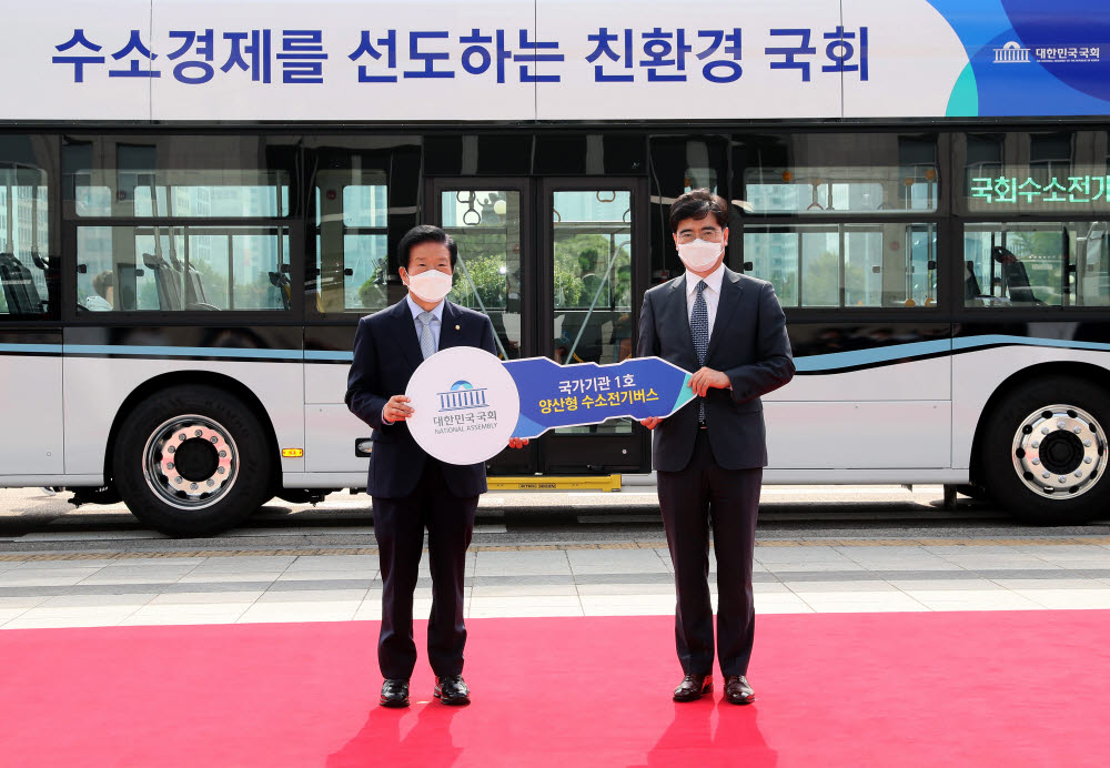 국회가 국가 기관 최초로 양산형 수소전기버스를 도입한다. 이날 공개된 수소전기버스는 1회 충전으로 434㎞의 주행이 가능하고, 현대자동차가 자체 개발한 180㎾ 연료전지 시스템이 탑재돼 13분 만에 완전 충전이 가능하다. 12일 서울 영등포구 국회의사당 본관 앞에 선 박병석 국회의장(왼쪽)과 공영운 현대자동차 사장. 김민수기자 mskim@etnews.com