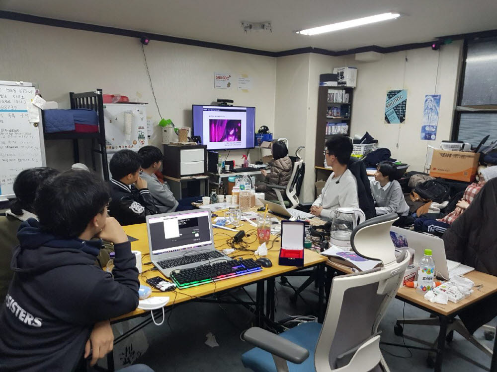 서울대학교 게임개발 동아리 SNUGDC 회원들이 게임을 보면서 토론하고 있다.