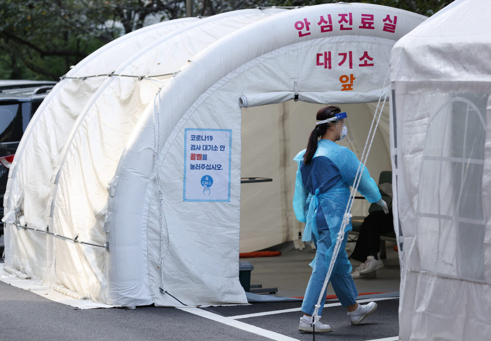 28일 오전 서울 중구 국립중앙의료원에 마련된 신종 코로나바이러스 감염증(코로나19) 안심진료소에서 의료진이 이동하고 있다. 연합뉴스