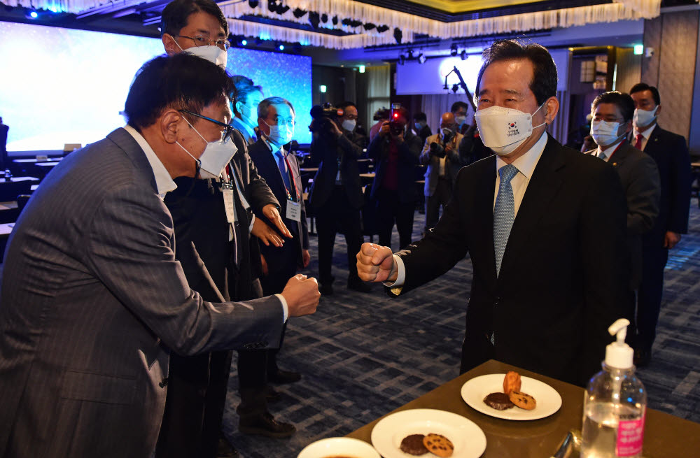 정세균 국무총리(오른쪽)와 정은승 삼성전자 사장이 주먹인사를 하고 있다.