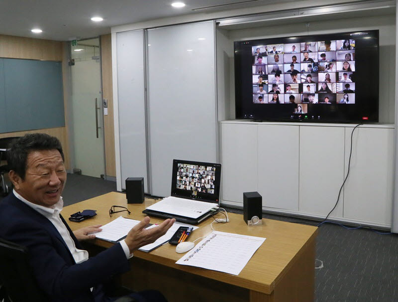 서울 남대문로에 위치한 OK금융그룹 본사 대회의실에서 열린 5기 OK생활장학생 비대면 오리엔테이션에서 최윤 OK금융그룹 회장(사진)이 장학생들을 격려하고 있다.