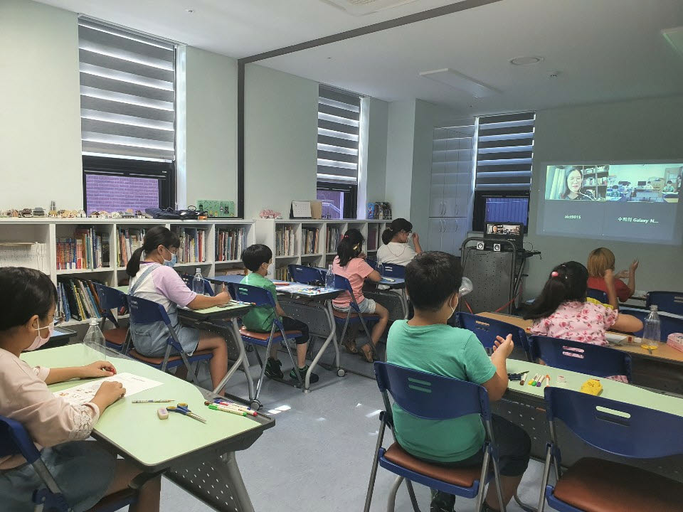 비대면 수업으로 진행된 2020 학교 밖 생활과학교실 과정을 어린이들이 수강하고 있다.